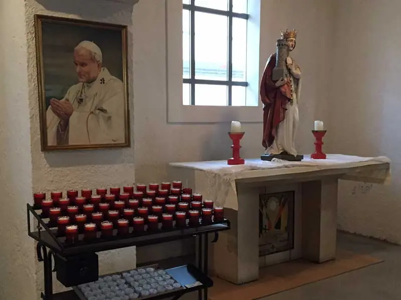 Kriegeraltar Sankt Barbara Schwabing-West (rechts)