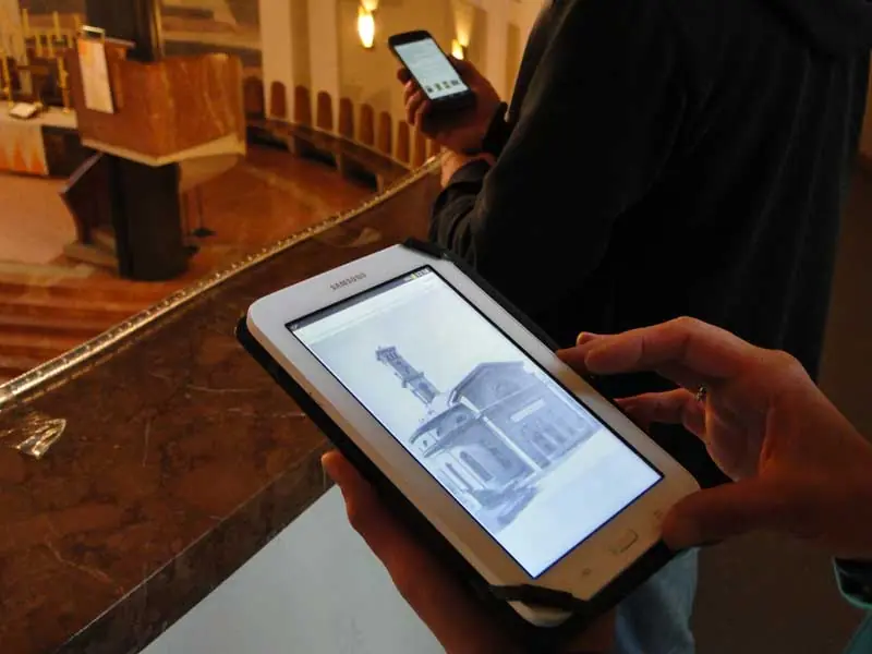 Kirche Sankt Matthäus, innen mit App